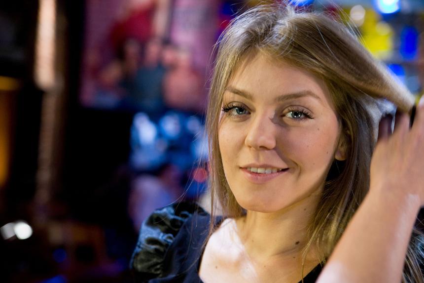 «У нас будет невероятно талантливая принцесса»: беременная певица Акула раскрыла дату родов