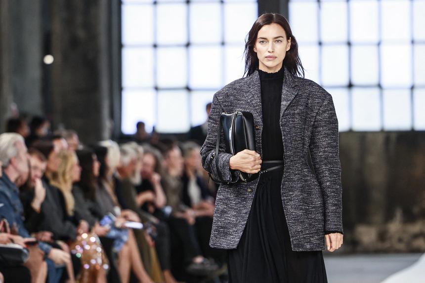 Ирина Шейк отправилась с дочерью от Брэдли Купера на необычный шопинг