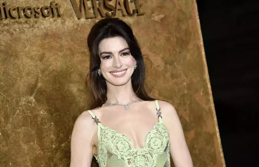 Актриса Энн Хэтэуэй извинилась перед журналисткой за свое поведение на интервью