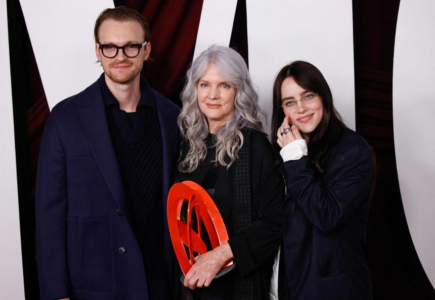 Певица Билли Айлиш показала красавицу-маму и поддержала ее на премии