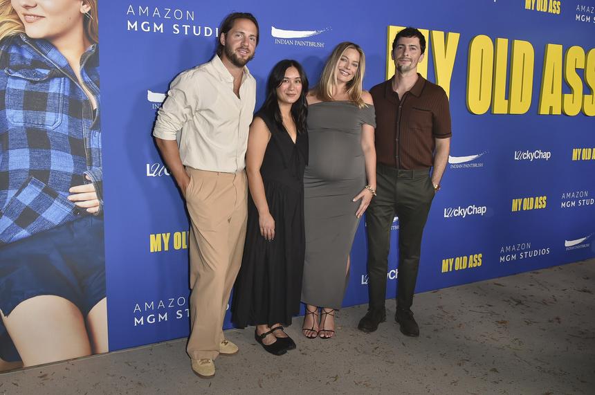 Беременная Марго Робби продемонстрировала фигуру в облегающем платье