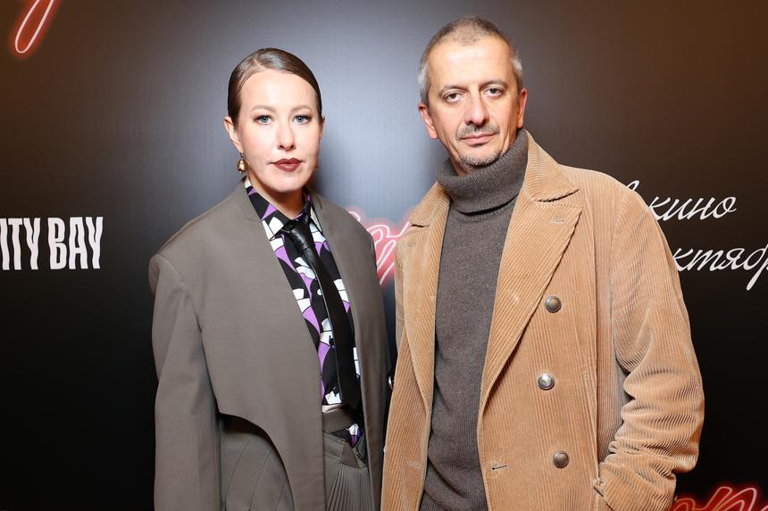 Сумка за миллионы и сапоги от Prada: Собчак затмила мужа Богомолова на премьере «Аноры»