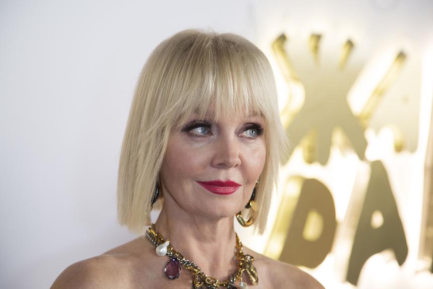 «Не позорьтесь»: 56-летняя певица Валерия в дерзком образе нарвалась на критику в Сети