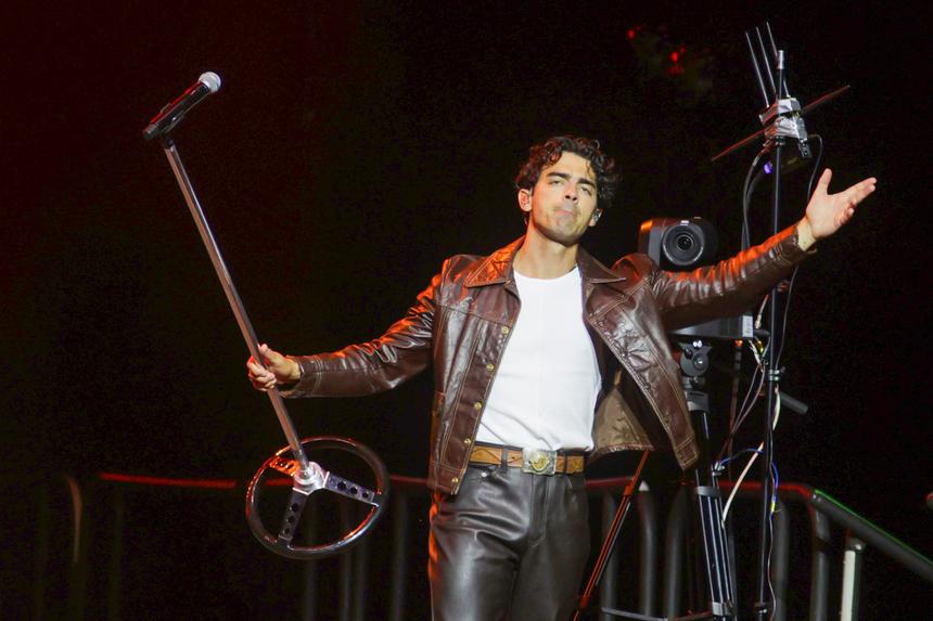 Джо Джонаса «поймали» на свидании с загадочной незнакомкой через месяц после развода с Тернер