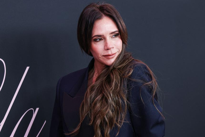 50-летняя Виктория Бекхэм продемонстрировала фигуру в облегающем платье