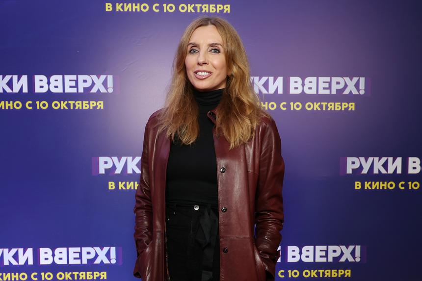 55-летняя бывшая жена Бондарчука продемонстрировала фигуру в мини-юбке