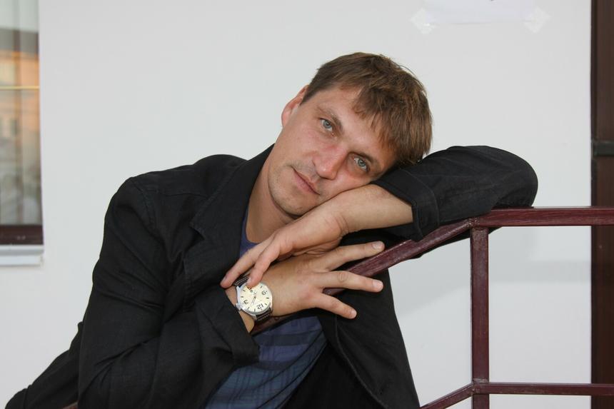 «Зарабатываю, чтобы заплатить за жилье и купить еды»: чем Дмитрий Орлов занимается после ухода из кино