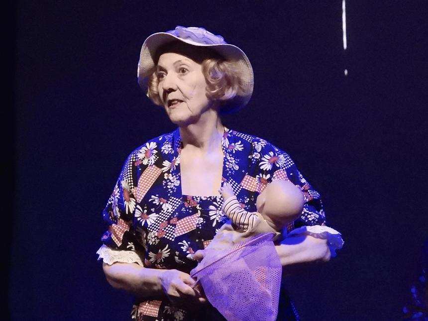 «Хорошие помощники»: как 72-летняя программистка из Тюмени покоряет нейросети