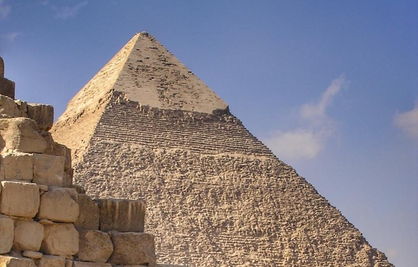 Собака в одиночку покорила пирамиду Хеопса на глазах ошарашенного парапланериста