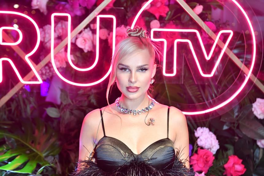 Певица Ханна запустила бренд и продает косметику на миллионы рублей