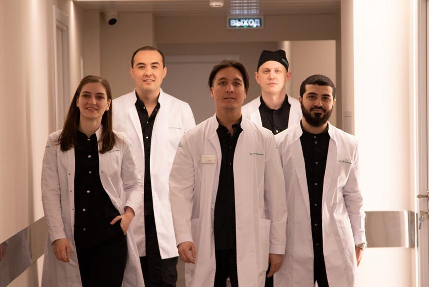 Тимур Хайдаров (в центре)