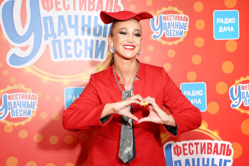 «Я мыла лестницы»: Ольга Бузова рассказала о своей жизни до популярности