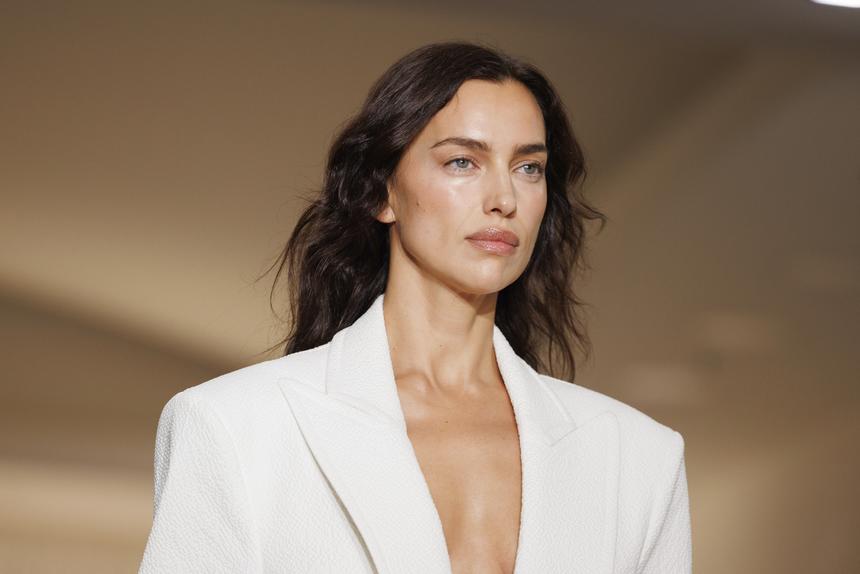 Была в кардигане от Chanel и мини-юбке: Ирина Шейк замечена на публике после шоу Victoria's Secret