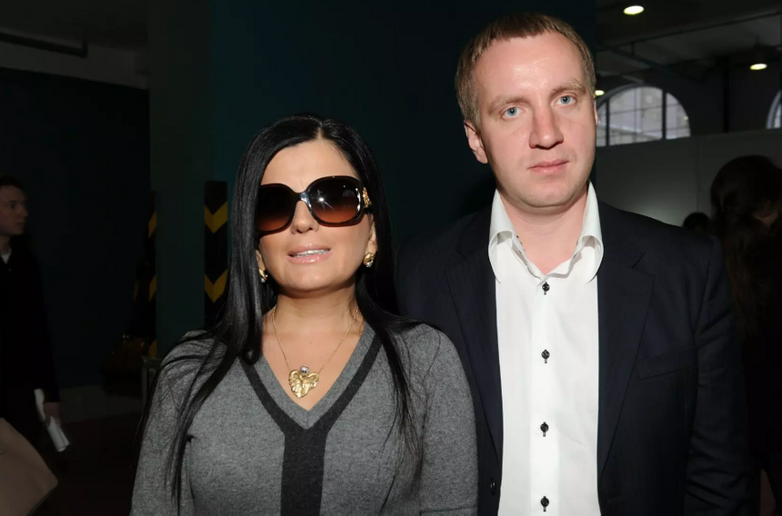 На могиле мужа Дианы Гурцкая построили огромный памятник с колоннами