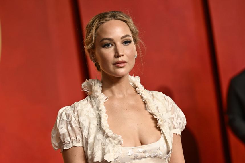 Не скрывала живот и была с мужем: актриса Дженнифер Лоуренс вышла в свет после новости о беременности