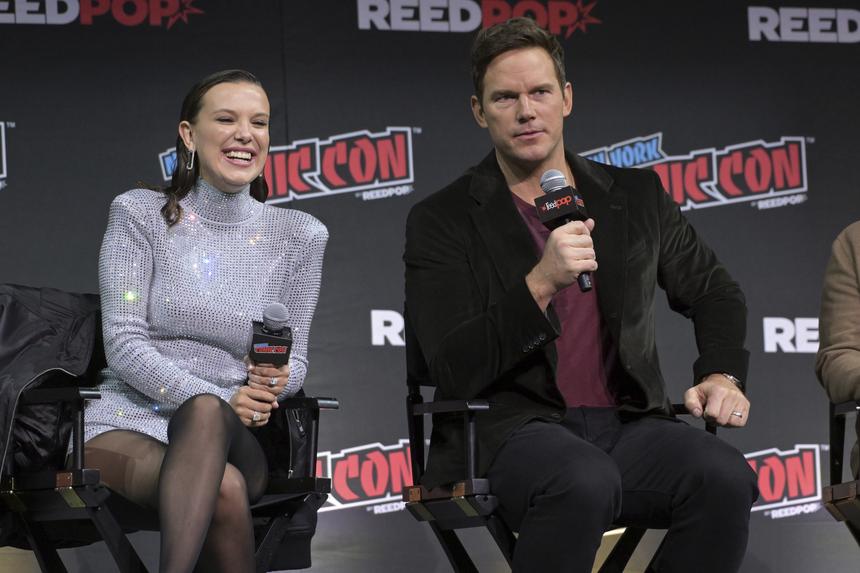 Звезда «Очень странных дел» продемонстрировала роскошные кольца после свадьбы