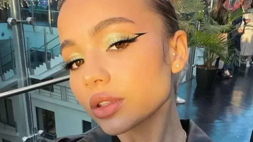 После слухов о пластике Валя Карнавал похвасталась фигурой в спортзале