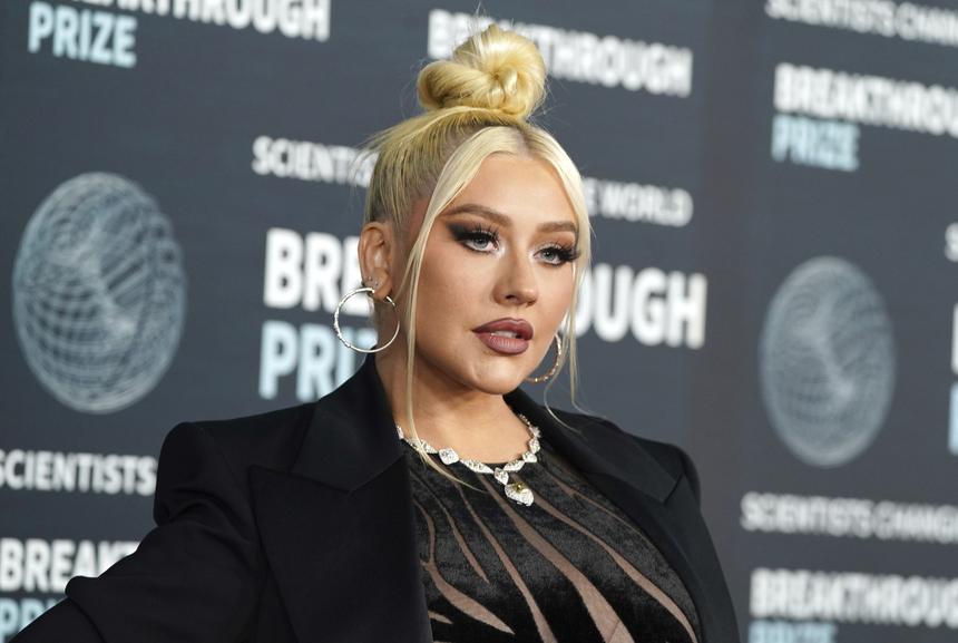 «Испортила ноги»: Кристина Агилера сообщила о травме и выступлениях босиком