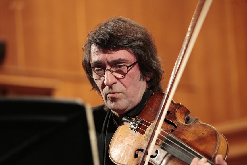 Юрий Башмет пытается через суд выписать пятерых бывших жильцов своей новой квартиры