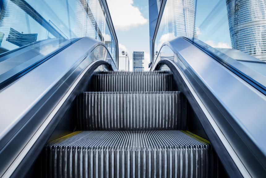 В Петербурге эскалатор зажевал и раздробил пальцы четырехлетнему ребенку