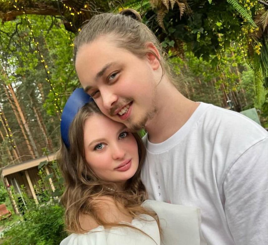 «Может говорить о глубоком разрыве»: психолог назвала проблемы в браке сына Наташи Королевой