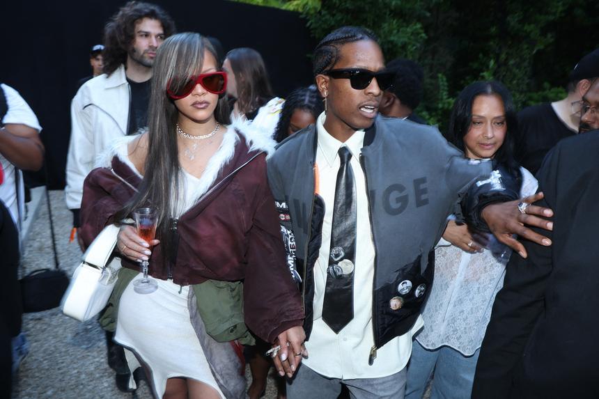 Рианна вышла в свет в коротких шортах и босоножках на каблуках