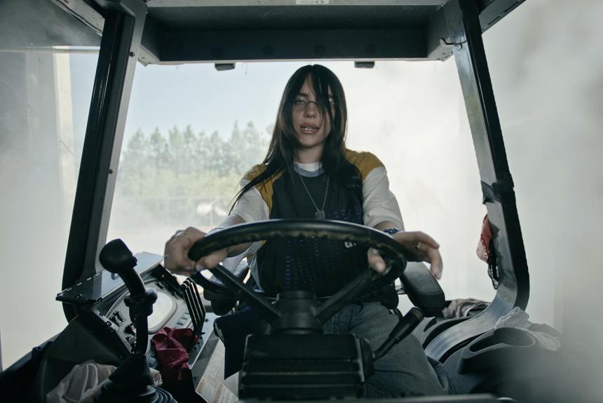 Певица Билли Айлиш получила травму во время концерта