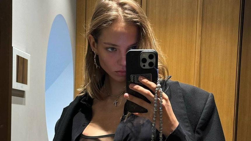 Алеся Кафельникова выложила фото в облегающей юбке в честь 26-летия