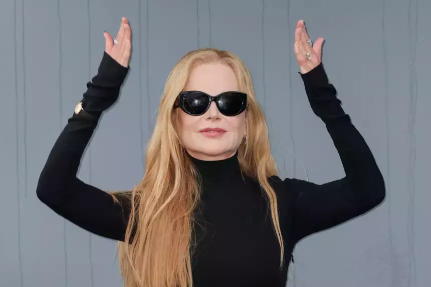 57-летняя актриса Николь Кидман вышла в свет в платье с открытой спиной