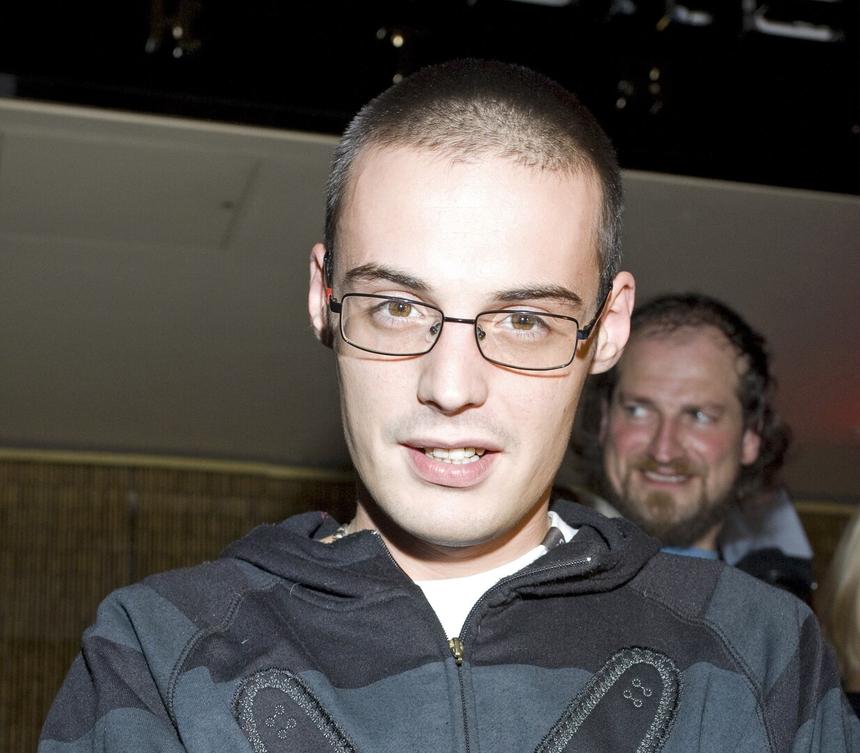 Сестра старалась утихомирить артиста: рэпер Гуф выбил камеру из рук журналиста после освобождения