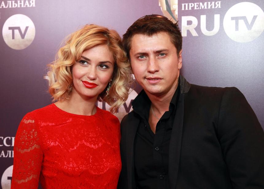 «Я не знаю, что делать. Ехать с приставами?»: Агата Муцениеце опровергла, что Павел Прилучный вернул ей сына