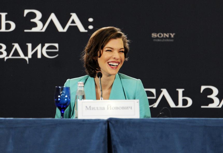 Милла Йовович поделилась фото с матерью-актрисой в вечернем платье