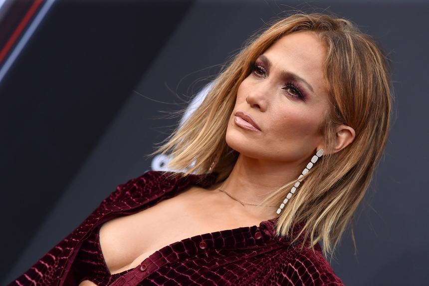 Шли рядом и кокетничали: Дженнифер Лопес замечена с новым мужчиной после развода с Беном Аффлеком