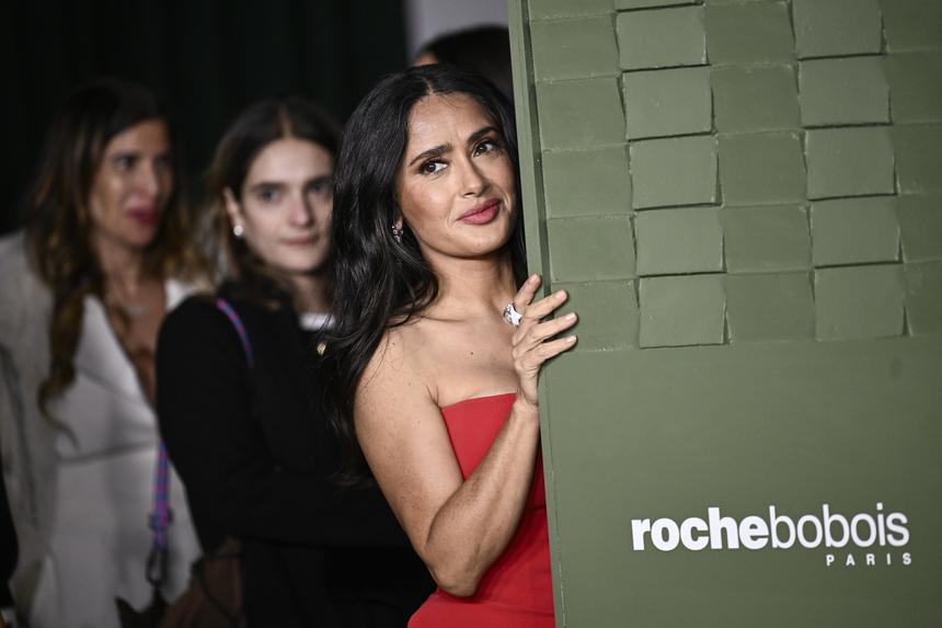 Вышедшая замуж за миллиардера Сальма Хайек рассказала о давлении из-за необходимости содержать себя