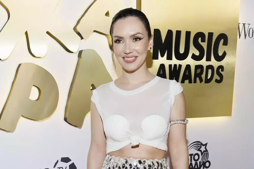 «Ольга Леопардовна»: Серябкина в цветных колготках и шубе удивила поклонников