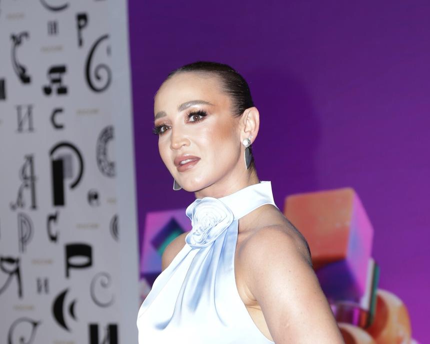 Скрывающая бойфренда Ольга Бузова намекнула на беременность: фанаты разглядели округлившийся живот