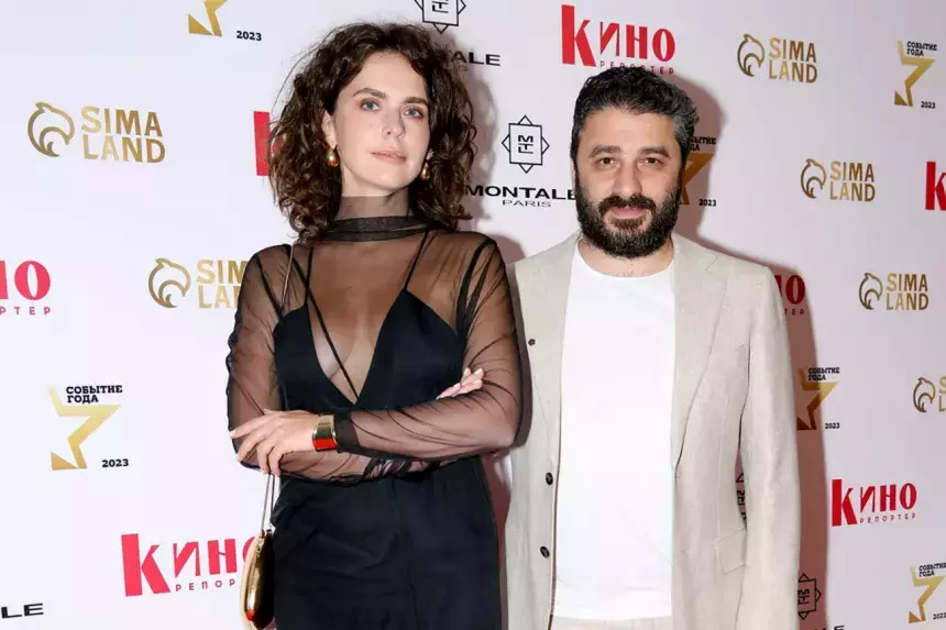 Актриса из «Жизни по вызову» Лиза Моряк снялась без макияжа на отдыхе в Греции