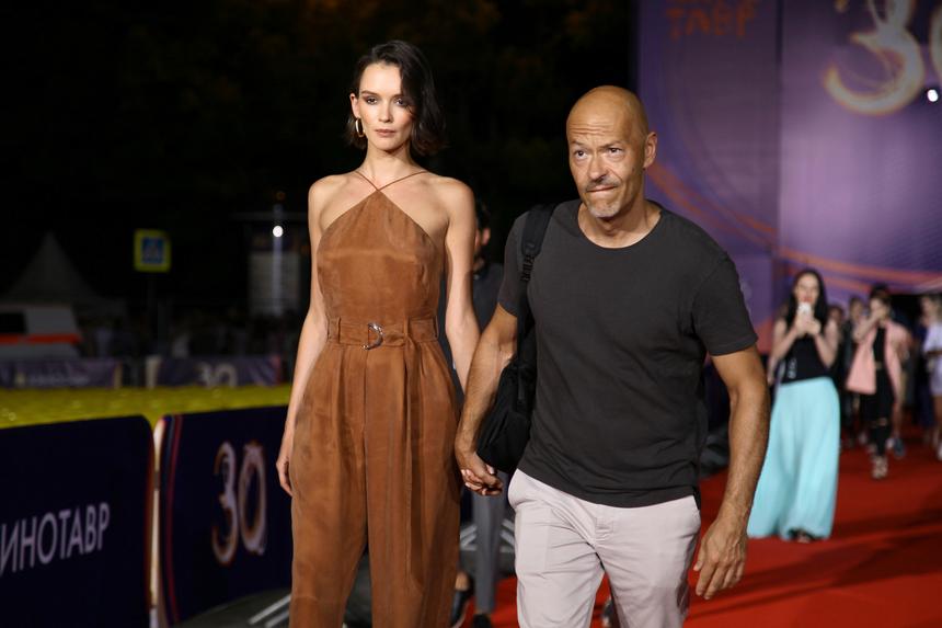 Улыбающуюся Паулину Андрееву заметили со старшим сыном Федора Бондарчука