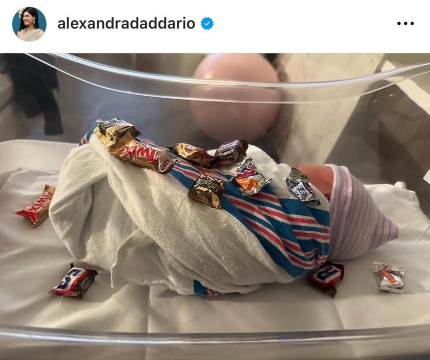 38-летняя актриса Александра Даддарио впервые стала мамой и показала малыша