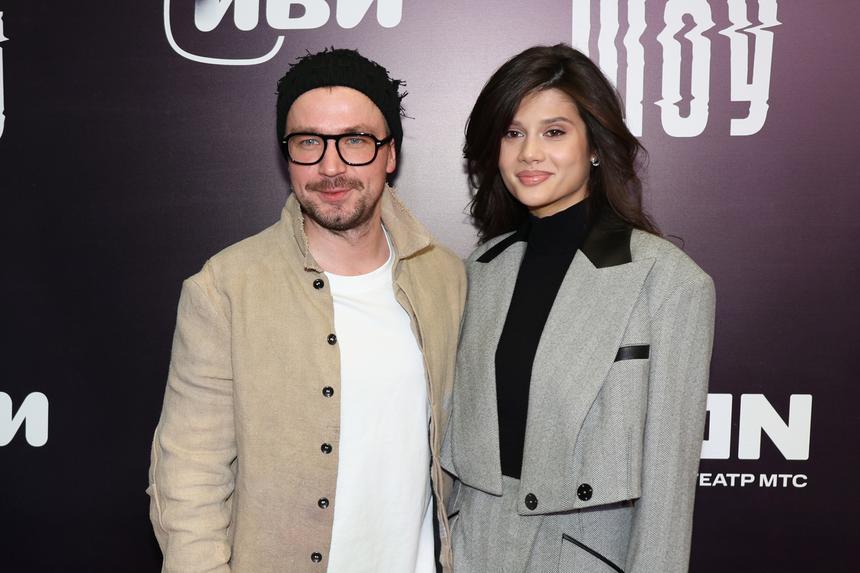 Молодую жену Александра Петрова поздравляют с беременностью