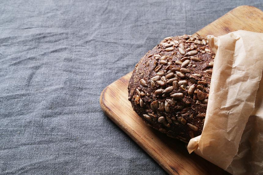 Скоба врезалась в десну: россиянка купила хлеб с опасным предметом внутри