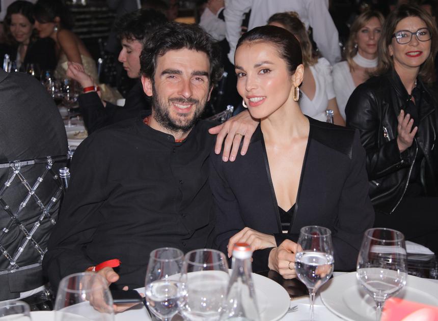 «Брал за руку и молчал, дышал со мной»: Сати Казанова рассказала, как муж поддерживал ее во время родов