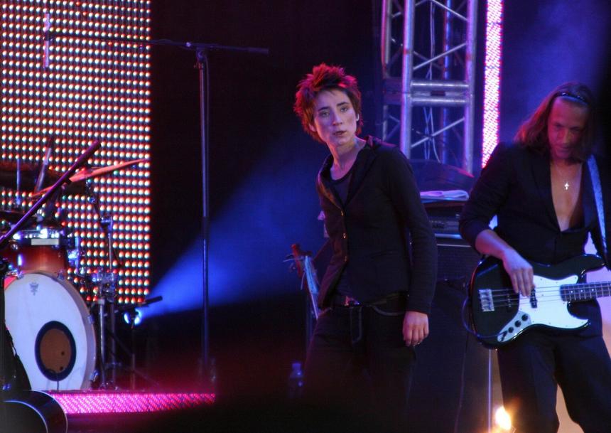 «За меня там все молятся»: Земфира* на концерте в Берлине обратилась к россиянам