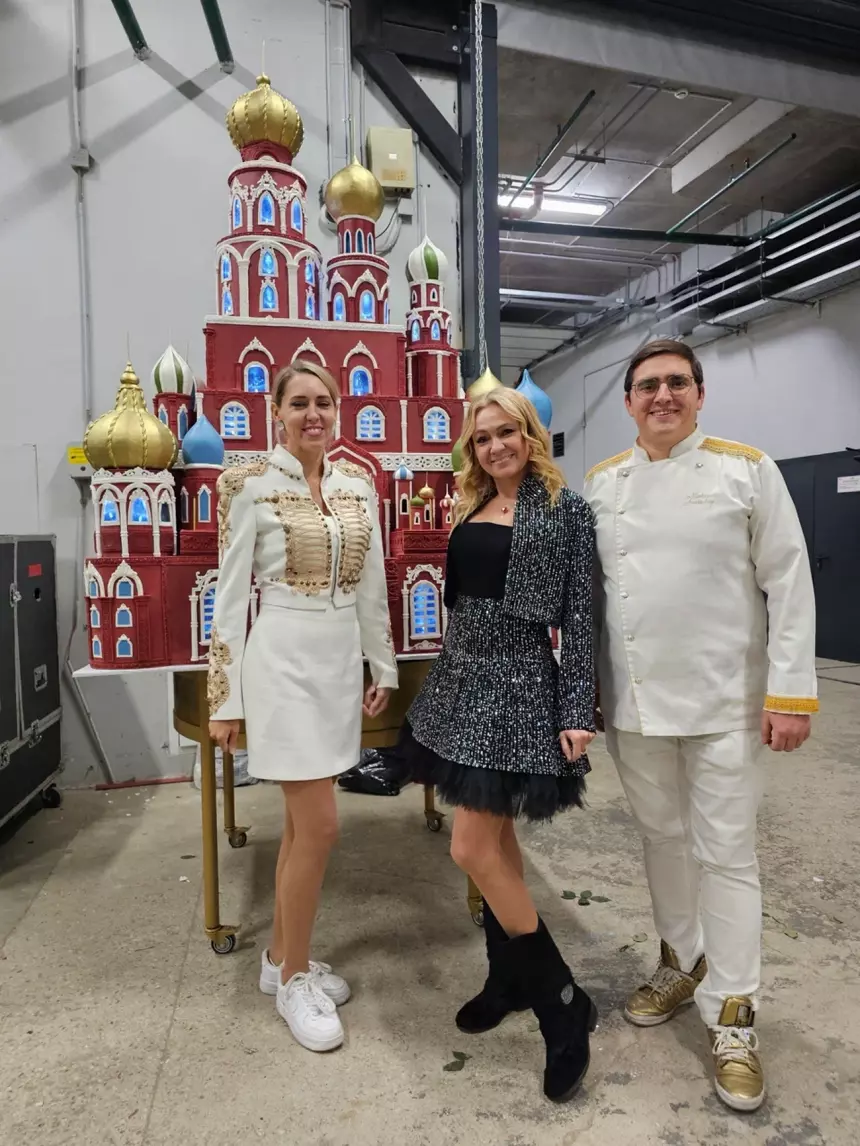 «Высотой 3 метра, весом более 200 кг»: звездный кондитер назвала стоимость торта для Плющенко