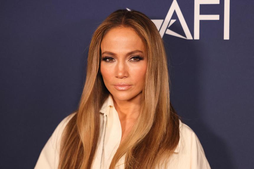 Дженнифер Лопес вышла в свет в мини-шортах после расставания с Аффлеком