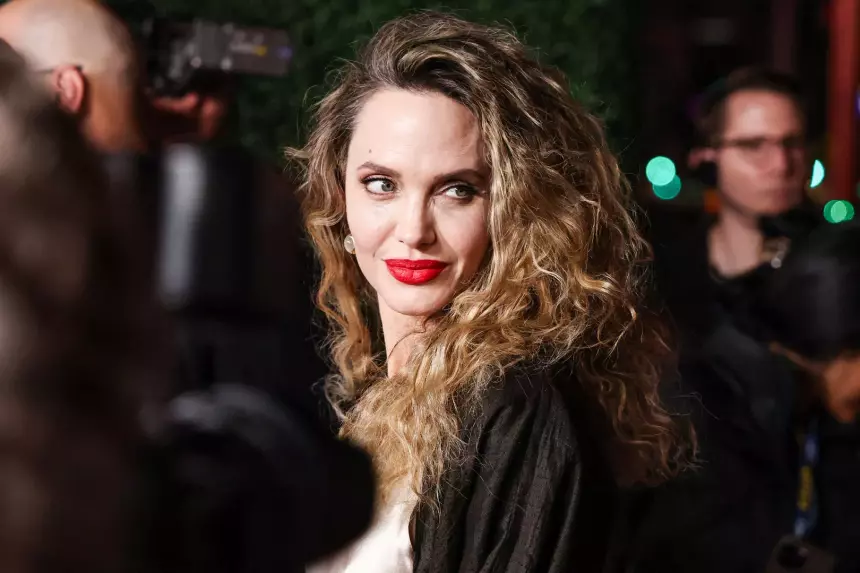 Попала в объективы папарацци на улице: Анджелина Джоли вышла в свет в элегантном романтическом образе