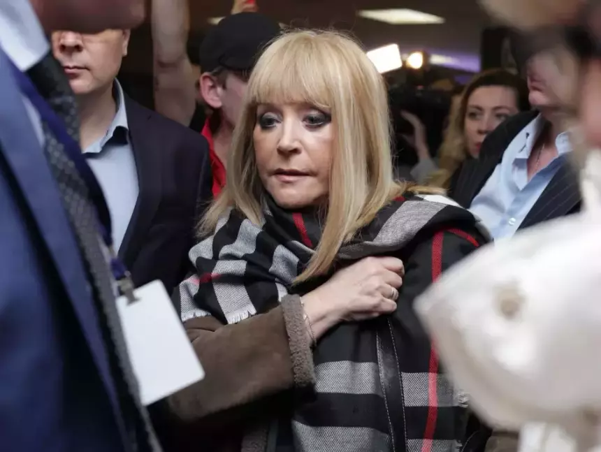 «Обещала подарить внучке Клавдии»: Алла Пугачева распродает бриллианты из-за нехватки денег