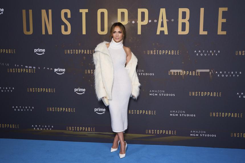 Стала звездой вечера: Дженнифер Лопес появилась на премьере фильма в облегающем платье