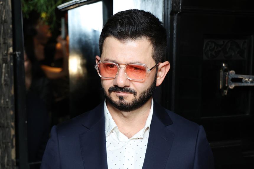 Михаил Галустян продемонстрировал свой новый имидж с длинными волосами