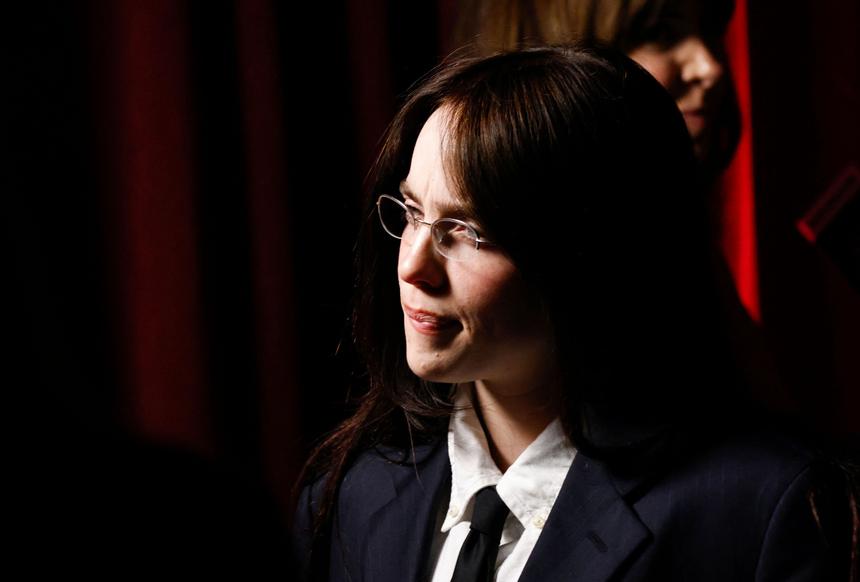 «Глубоко ненавидит женщин»: Билли Айлиш расплакалась во время концерта из-за победы Дональда Трампа